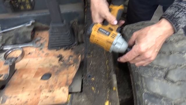 Ремонт мини погрузчика рассыпалась ступица колеса. смотреть онлайн