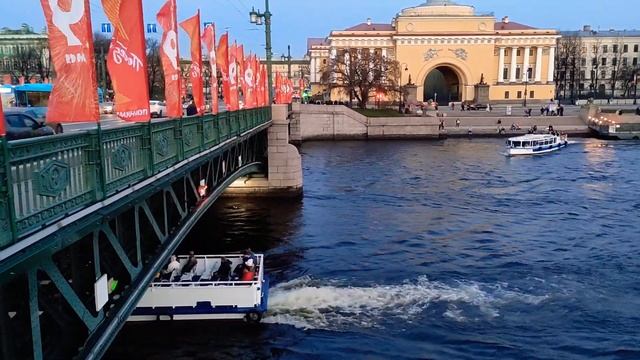 Прогулочные теплоходы проплывают под празднично украшенным Дворцовым мостом в Санкт-Петербурге... смотреть онлайн