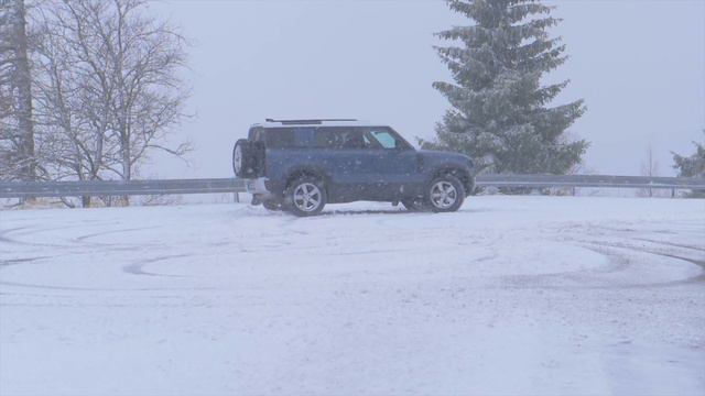 Land Rover Defender D240 SE Vs 1998 Defender 110 300 TDi - ENG SUB - GARAZ.TV