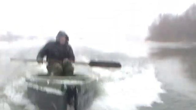 Плоскодонка идет по реке с нереальной скоростью смотреть онлайн