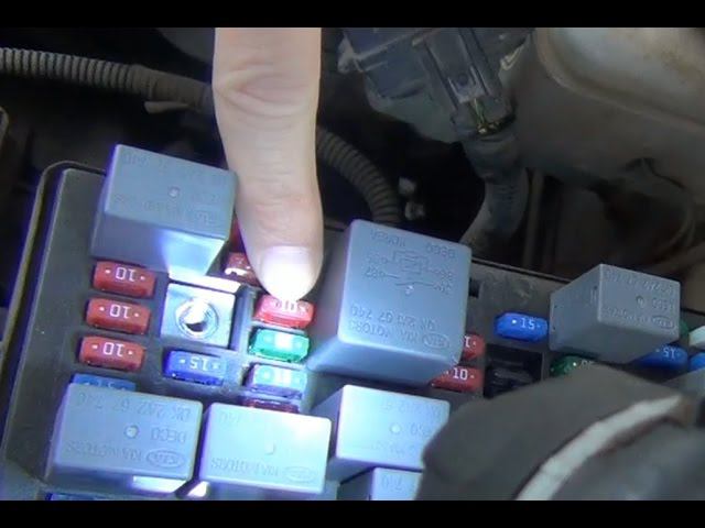 Замена предохранителя обогрева зеркал заднего вида KIA - Spectra смотреть онлайн