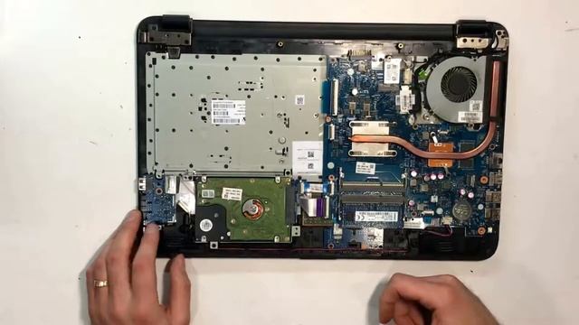 Разборка и установка SSD HP 15-AF128ur (P5M75EA) смотреть онлайн