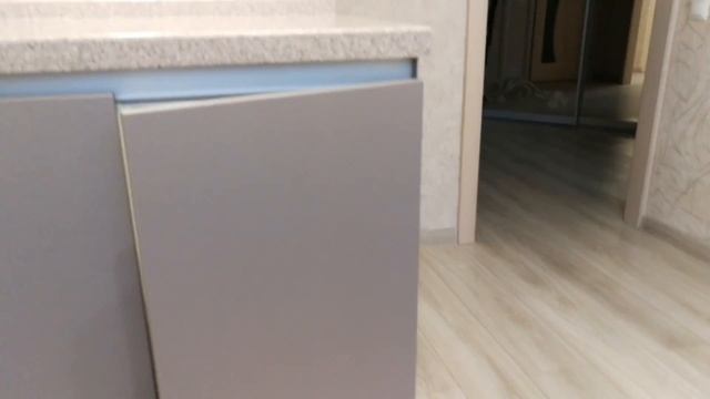 КУХНЯ с фасадами Аделькрайс Стоун и скрытой ручкой Шуко смотреть онлайн
