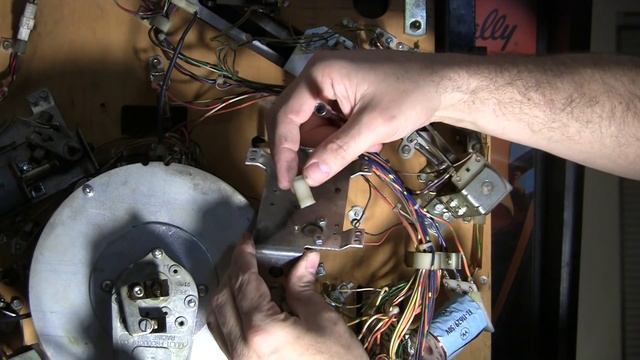 Rebuilding pinball flippers - Bally Black Rose WPC - Pt 3 - PinballHelp.com смотреть онлайн