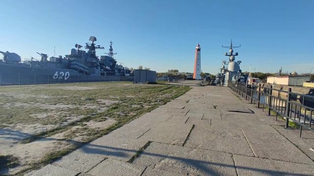 "Кто в порту ни разу не был, не видал судов морских, высотой почти до неба и канатов смоляных..." смотреть онлайн