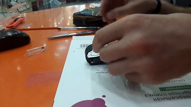 Наклейка защитной пленки на часы Pebble смотреть онлайн