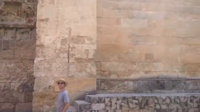 Уличный музыкант в Кордобе