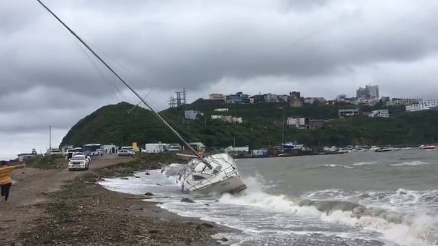 Во Владивостоке дорогую яхту выбросило на берег смотреть онлайн