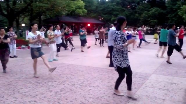Как танцуют китайцы в на улице Вечер в парке, Китай, г  Чанша
