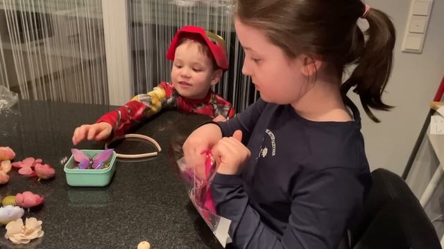 В гостях у Карины,родителей нет дома,сделали венок,костюмы на карнавал,моя новая причёска,вкусняшки