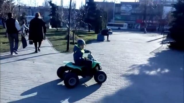 Запорожье, парк возле ТЦ Интрейд, ребёнок катается на квадроцикле. Март 2019. Весна в городе смотреть онлайн