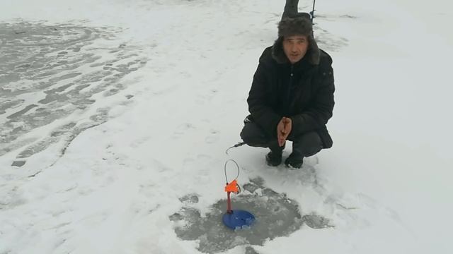 ЗИМНЯЯ РЫБАЛКА. ЛОВЛЯ ЩУКИ. РЕБЁНОК ЛОВИТ ЩУК НА ЖЕРЛИЦЫ. смотреть онлайн