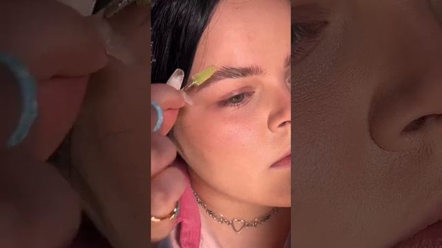 Как уложить непослушные брови смотреть онлайн