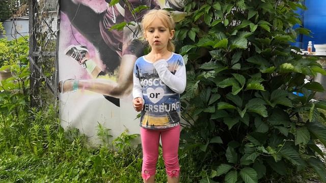 Как хорошо уметь читать! Стих рассказывает Лиза, 5лет, это вам не СЛАЙМЫ делать!!! смотреть онлайн