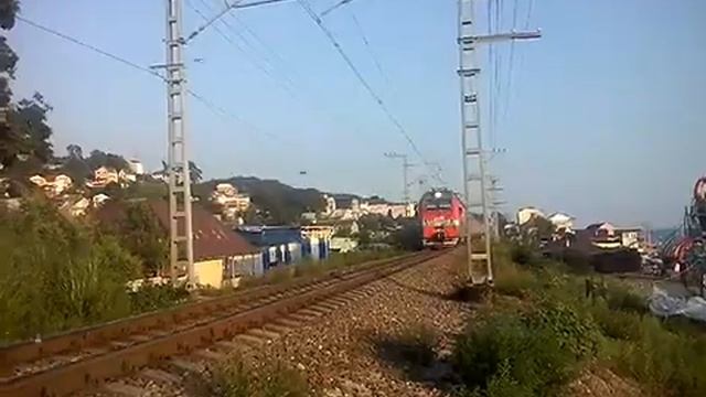 Электровоз переменного тока 2ЭС4-135 с психованным помощником. смотреть онлайн