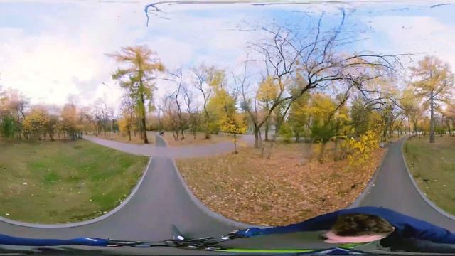 Прогулка на велосипеде по парку Павлика Морозова в 360° смотреть онлайн