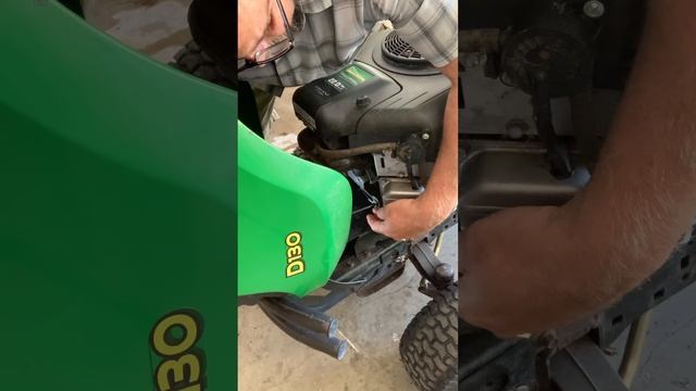 John Deere D130 throttle cable adjustment. смотреть онлайн