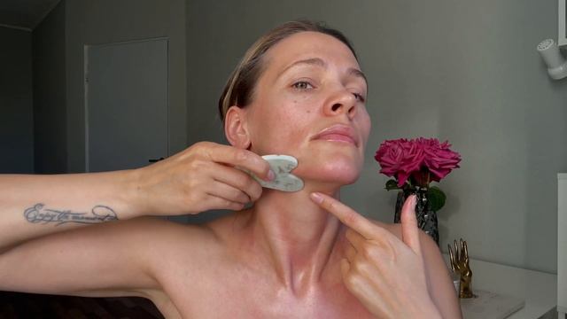 Массаж лица роллером и скребком гуаша