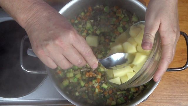 СУП С ПЕРЛОВКОЙ ( ПШЕНИЦЕЙ ) С ГРИБАМИ И КАБАЧКАМИ / ПОСТНАЯ КУХНЯ смотреть онлайн