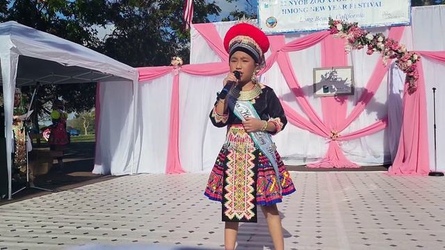 Ceeb Tsheej Toj Siab by Maiv Muas Kwm - Performance by Sophia Vue смотреть онлайн