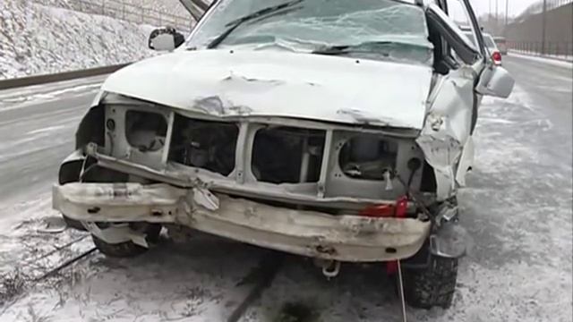 Влетевший в леера авто обломками ограждения серьезно покалечил внедорожник смотреть онлайн