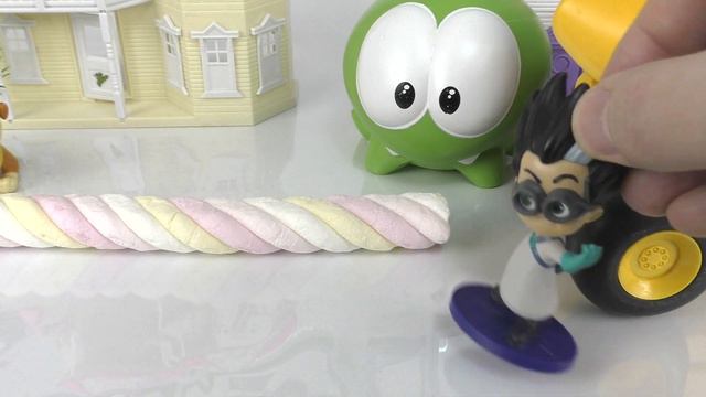 Ам Нямы и Щенячий Патруль играют в перетягивание Зефирки! смотреть онлайн