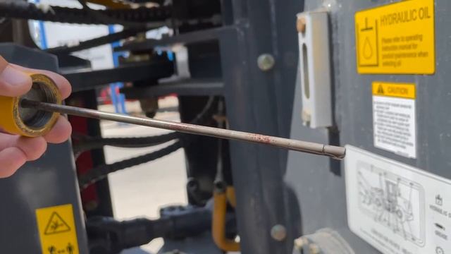 "Почему SHANTUI?!". Серия 6: Как проверить уровень масла в КПП погрузчика? смотреть онлайн