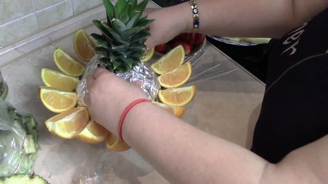 ХАСАМНРА. ФРУКТОВЫЙ БУКЕТ ИЗ АНАНАСА, КЛУБНИКИ И АПЕЛЬСИНОВ. смотреть онлайн