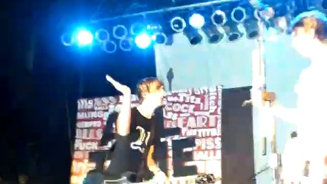 Alex Gaskarth feeds Jack Barakat a banana :] смотреть онлайн