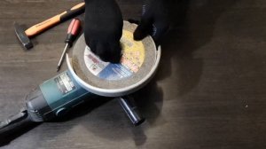 Как открутить гайку на болгарке без ключа / Заклинило гайку, зажало диск