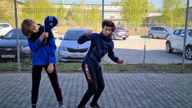 Отработка ударов в ракетку со средней дистанции смотреть онлайн