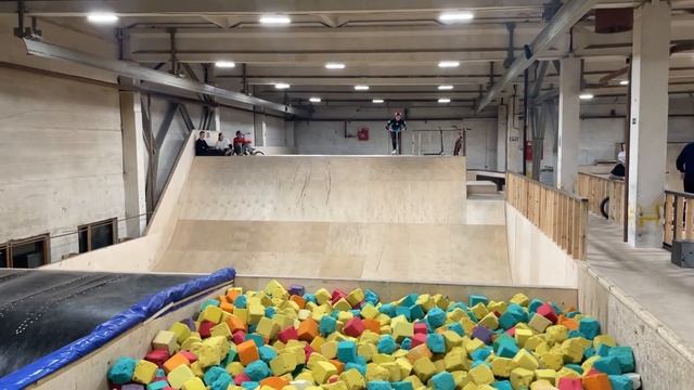 Учусь делать - ДВОЙНОЕ САЛЬТО НА САМОКАТЕ!!! смотреть онлайн