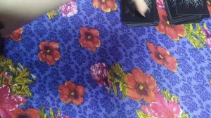 Общается ли мужчина с другими? С кем он переписывается? Онлайн-гадание на Чёрном таро