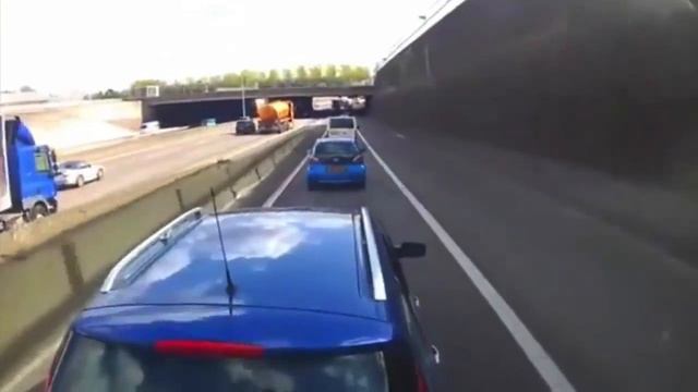Бельгиец подрезал грузовик голландца смотреть онлайн