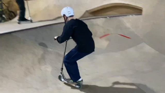 ЖЕСТКО УПАЛ С ФЛЕЕРА | Угар с Лёней Арбатским и Никитой Бурундуком) трючки на самокатах... смотреть онлайн