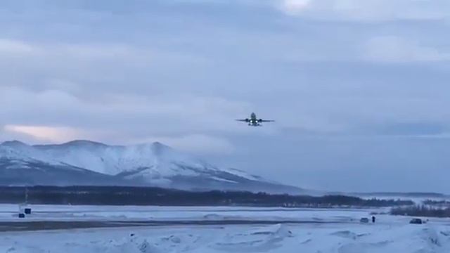 Самолет S7 не смог сесть в Магадане из-за сильного ветра смотреть онлайн
