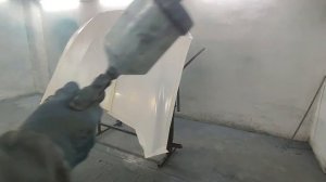 Покраска переходом на капоте, по ребру, по средине. Белый цвет. С акрила на лак. Подробно.