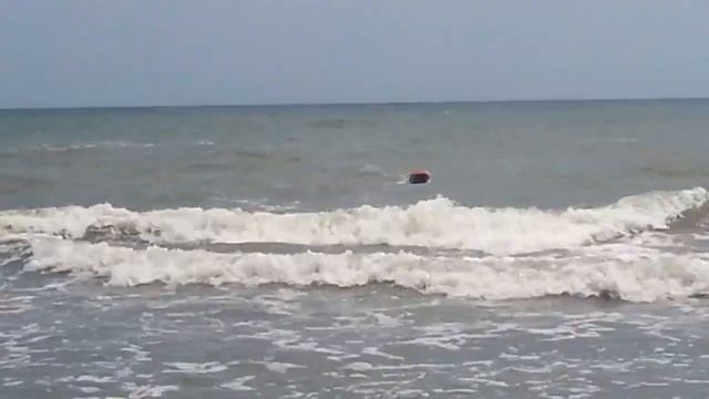 Тестирование кораблика на волне 1 метр высотой. Испытание на море смотреть онлайн