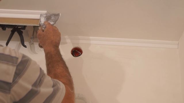 Как мы клеим потолочный плинтус смотреть онлайн