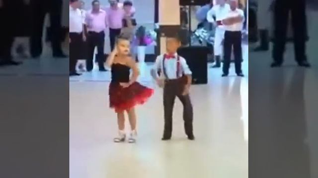 Маленькая девочка танцует смотреть онлайн
