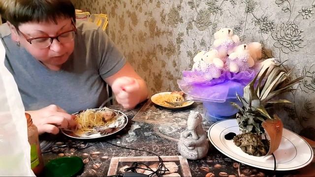 мукбанг семейный/быстрее пожрать,пока у Вики остывает/мукбанг макароны с курицей/обжор/Mukbang