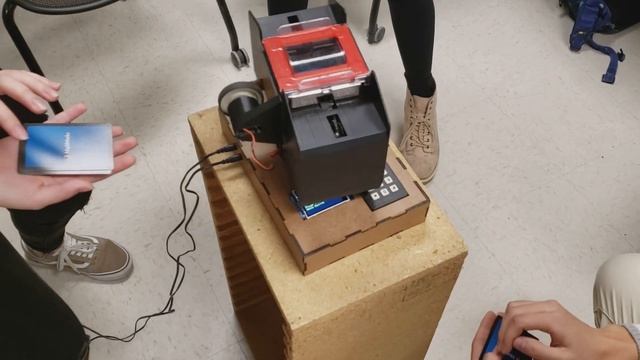 Playing card shuffler/dealer смотреть онлайн