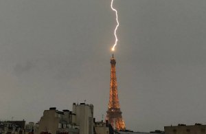 Молния ударила в Эйфелеву башню