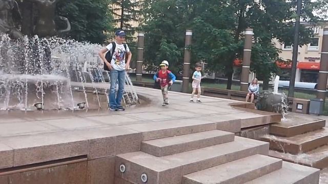 Макс танцует /Groovy baby dancing to rock n roll around the fountain смотреть онлайн