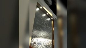 Водопад по стеклу на просвет