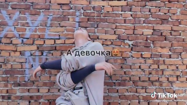 Девочка плачет глядя в окно девочка думает лишь ободном смотреть онлайн