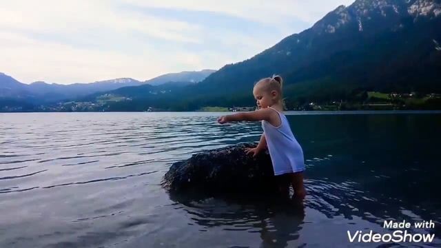 Little girl is playing in water!! Bad Goisern Austria Hallstatt lake. ? смотреть онлайн
