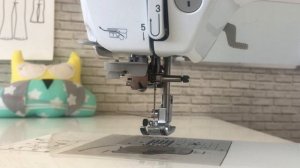 Заправка нити при помощи автоматического нитевдевателя в швейной машинке