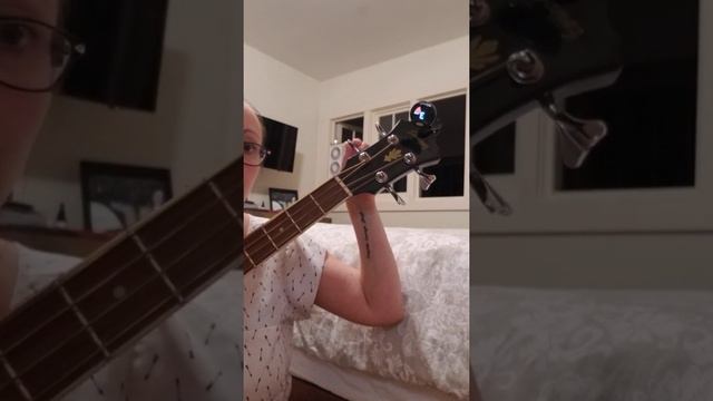 Tuning a bass with a Snark tuner смотреть онлайн
