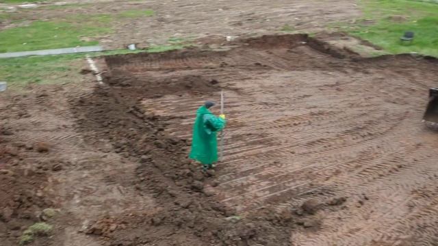 Старт работ по строительству коттеджа.Подготовка пятна застройки,снятие верхнего слоя грунта смотреть онлайн